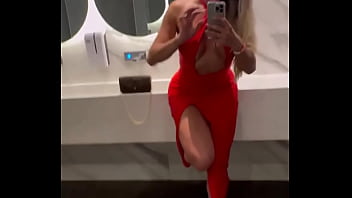 Preview 4 of Femdom Sissy Bi - Ontem fui assim pra balada,  o que achou do look vermelho? Se me encontrasse na balada me pediria um beijo? Ontem fiquei c...