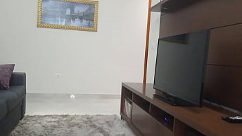 Preview 1 of Prdciixva - Casada gostosa recebe o t&eacute_cnico de TV com shortinho bem curto e fica provocando