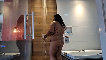 Preview 1 of Russian Mature Emilia B 1 - Madrasta prova calcinhas ao lado de enteado e &eacute_ fudida por seu enteado
