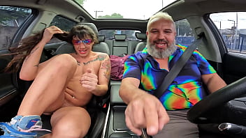 Preview 3 of Licky Pissy - Marombada entra pelada no carro - Thais Santos
