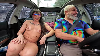 Preview 4 of Licky Pissy - Marombada entra pelada no carro - Thais Santos