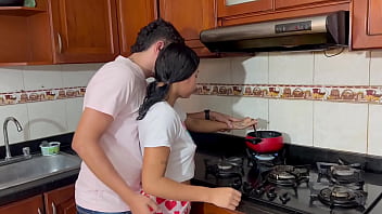 Preview 1 of Pakistani Hijra 3x Videos - masturbo a mi peque&ntilde_a hermanastra mientras cocina y me la follo duro escondidas de nuestros padrastros.