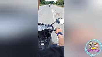 Preview 1 of Kamwali In Hindi - Estamos dando una vuelta y no aguanto las ganas y me culeo a mi hermanastro en carretera.