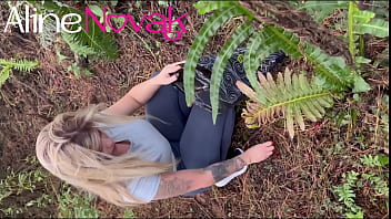 Preview 1 of Amateur Ass Show Compilation - Loira com bunda grande vai colher pinh&atilde_o e faz um boquete ao ar livre com direito a gozada na boca