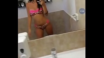 Preview 2 of Babe Xxx Chore Bache - Hermosa chica delgada en traje de ba&ntilde_o