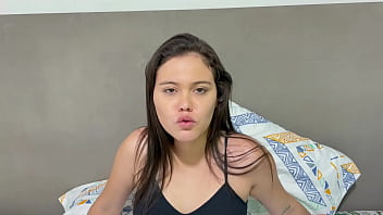 Preview 1 of Curvy Mature Awmf - Descubro que mi peque&ntilde_a hermanastra sube unas fotos intimas a las redes sociales y yo le pido guardar el secreto con mis padrastros a cambio de una follada por el culo.