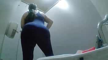 Preview 3 of Pppd147 - CHica de gimnasio de graba meando en ba&ntilde_o publico para enviarme video