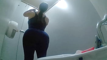 Preview 1 of Pppd147 - CHica de gimnasio de graba meando en ba&ntilde_o publico para enviarme video