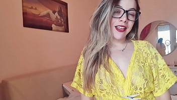 Preview 1 of Brandy Belle Handjob - gostosa safada arruma o quarto sem calcinha