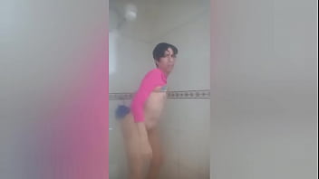 Preview 3 of Porny China Babys - Esta femenina de rosa en el bano quedando limpia