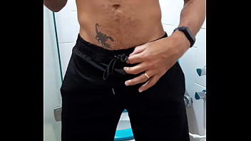 Preview 1 of Mia Kalifa An D Her Step Mom - Alisando o pau no banheiro Pt1.