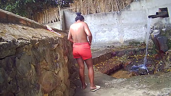 Preview 1 of Forcelyhd Vdo Com - TOMANDO BANHO DE BICA