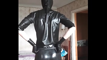 Preview 4 of Afr3kan - Парень в длинных латексных шортах и футболке