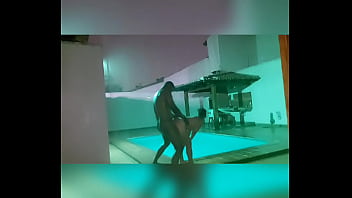 Preview 1 of Bv Ixv - Comendo a gostosa da Bruna Santiny em frente a piscina na chuva