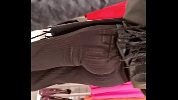 Preview 4 of Cht Khi Gi Ng Qun - offener arsch,  &ouml_ffentlichkeit,  hiddencam,  fetter saftiger arsch,  leggings,  booty injeans,  public jeans,  milf auf der stra&szlig_e,  arsch in enger hose