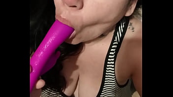 Preview 2 of Mia Khsliffa - Lamiendo sus fluidos de su juguete