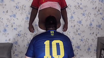 Preview 1 of Gadis Belia Malaysia Vs Negro - H&eacute_tero me come depois do futebol - Sempre d&aacute_ um tes&atilde_o depois de jogar,  chamei o zagueiro do time pra ir casa depois do futebol,  vi a rola marcando no short e aproveitei. Ele tinha
