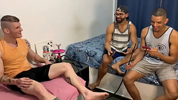 Preview 2 of Fake Agents Com - Minha mulher viajou,  chamei uns amigos pra resenha em casa e acabou virando uma Brotheragem
