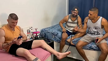 Preview 3 of Fake Agents Com - Minha mulher viajou,  chamei uns amigos pra resenha em casa e acabou virando uma Brotheragem