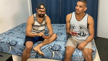 Preview 1 of Fake Agents Com - Minha mulher viajou,  chamei uns amigos pra resenha em casa e acabou virando uma Brotheragem