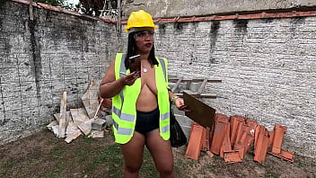 Preview 3 of Dani 32min - Foi fiscalizar a obra e ficou imaginando os pedreiros fodendo o seu bucet&atilde_o