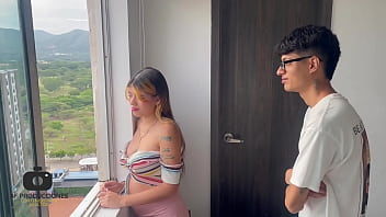 Preview 1 of Phamali Bhbee - Una dura cogida con mi peque&ntilde_a hermanastra mientras ella observa el paisaje por la ventana del hotel. H.L.