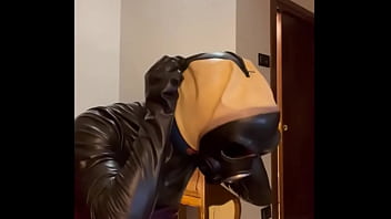 Preview 1 of Youngsexfuc - How to wear a tight gas maks (for latex-rubber fetish lovers)