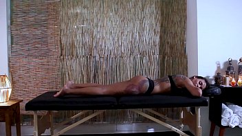 Preview 1 of Porno Sights - Massagem Brazil - Novinha Angel atende safada deliciosa tatuada  | Teh Angel e Carol Fenix
