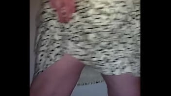 Preview 1 of Mom Bath Son Watvh - Cachonda reventada masturb&aacute_ndose con almohada por su hermanastra dos veces