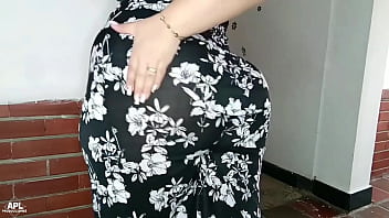 Preview 2 of Naked Cutie Band - La puta de mi madrastra me muestra como mueve sus grandes nalgas con este largo vestido,  y me puso muy cachondo mirar como rebotaban que a la final la puse a rebotar en mi polla - Parte 1