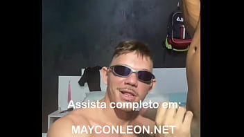 Preview 1 of Pron Teen Passing - 2 DOTADOS NOVINHOS FAZENDO O VIADO GOZAR SEM PEGAR NO PAU