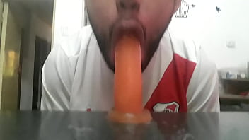 Preview 2 of Interacial Art Porn - Chupando el juguete de mami 13