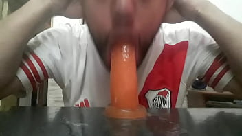 Preview 3 of Interacial Art Porn - Chupando el juguete de mami 13