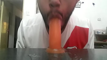 Preview 1 of Interacial Art Porn - Chupando el juguete de mami 13