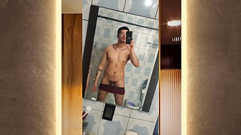 Preview 1 of Arab Anal Kuwait - Sabroso activo vergon masturbando sus 19cm de vergota en la ducha!