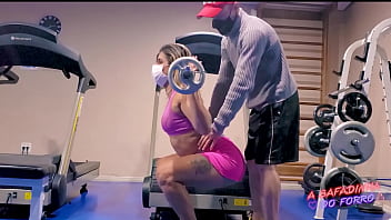Preview 3 of Lolly Ink Ride Pov - O instrutor da academia ficou de pau duro me ajudando no treino e acabei dando o cu pra ele - Fabio Lavatti