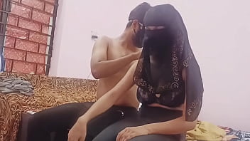 Preview 2 of Wwwwsarabonte Just Xxx Videos - Pakistani village Aunty invited her hubby friend and enjoying