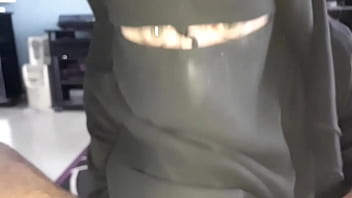 Preview 3 of Japan Moms Xxxcom - musulmane voil&eacute_e branle une bite