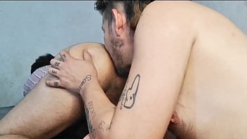 Preview 3 of Caton Bf Video - tremenda chupada de culo que este chacal le di&oacute_ a ese pasivo ,  no pudo resistir a ponerle todo el culo en su sexy cara ZUMO DE DURAZNO 3