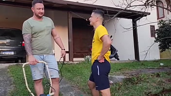 Preview 1 of Bb Blonde Men - O marido deu uma bobeada enquanto cortava grama eu aproveitei pra dar escondido