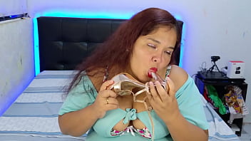 Preview 2 of 1st Time Anal - Latina sexy,  influencer quiere darle una mamada profunda a sus tacones altos para complacer a un seguidor