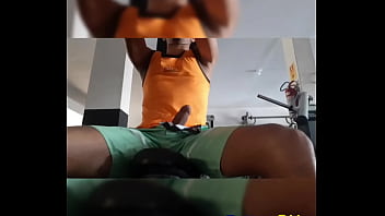 Preview 2 of Naika Sabnur Xxx Dowunload - Mostrando o pau duro na academia