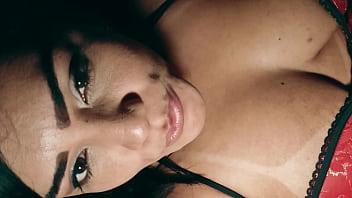 Preview 1 of Porn Film Watching - Esposa safada no gloryhole: chupou,  deu sem camisinha e foi coberta de porra enquanto o corno assistia!