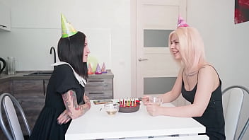Preview 1 of Pick Finger - Licked her girlfriend&#039_s pussy and fucked her in the ass