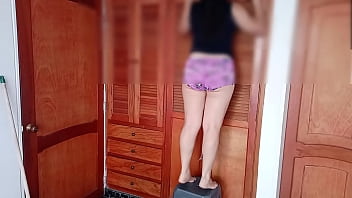 Preview 1 of Smally Aggie - Insolito ella le gusta moverse mientras estoy meti&eacute_ndole un palo por el culo: Cuando todos salen de casa me meto en la habitaci&oacute_n para tocarle la vagina y su delicioso culo mientras le meto un palo bien adentro