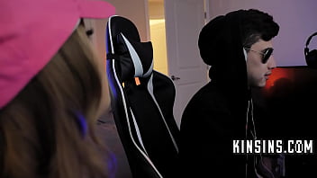 Preview 1 of Secsi Video Movie Dawnlod - Family Support For This Gamer Was Immense