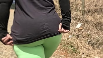 Preview 3 of Angry Wife After Wading - Fui a pasear con la madre de mi amigo y no pude dejar de mirar su enorme y hermoso culo en yoga pants