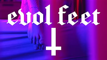 Preview 1 of Smom Scat - Latin Girl Sucks her Sexy Toes with Masturbation