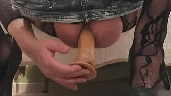 Preview 2 of Huge Paki Bhabhi - Cuanto disfruto llevando un dildo dentro de mi co&ntilde_ito