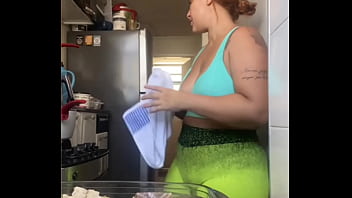 Preview 2 of Mila Jaf - Usando um shorts Bem apertado rachando a Buceta